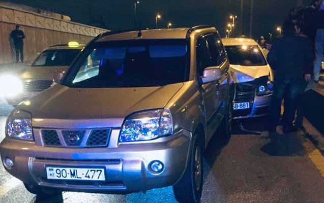 bakida-5-masin-toqqusdu-yaralilar-var